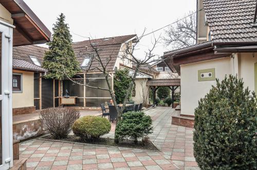 Pensiunea Restaurant Casa Albă, situată la 3 km Braşov, vă oferă condiţii excelente de cazare în camere single, twin şi matrimoniale.